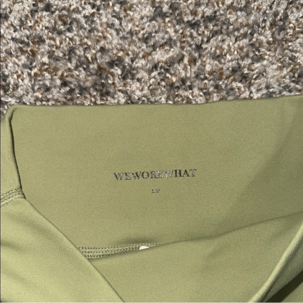 Revolve Olive Green Women's
Shorts size Small - high rise. - Picture 6 of 7